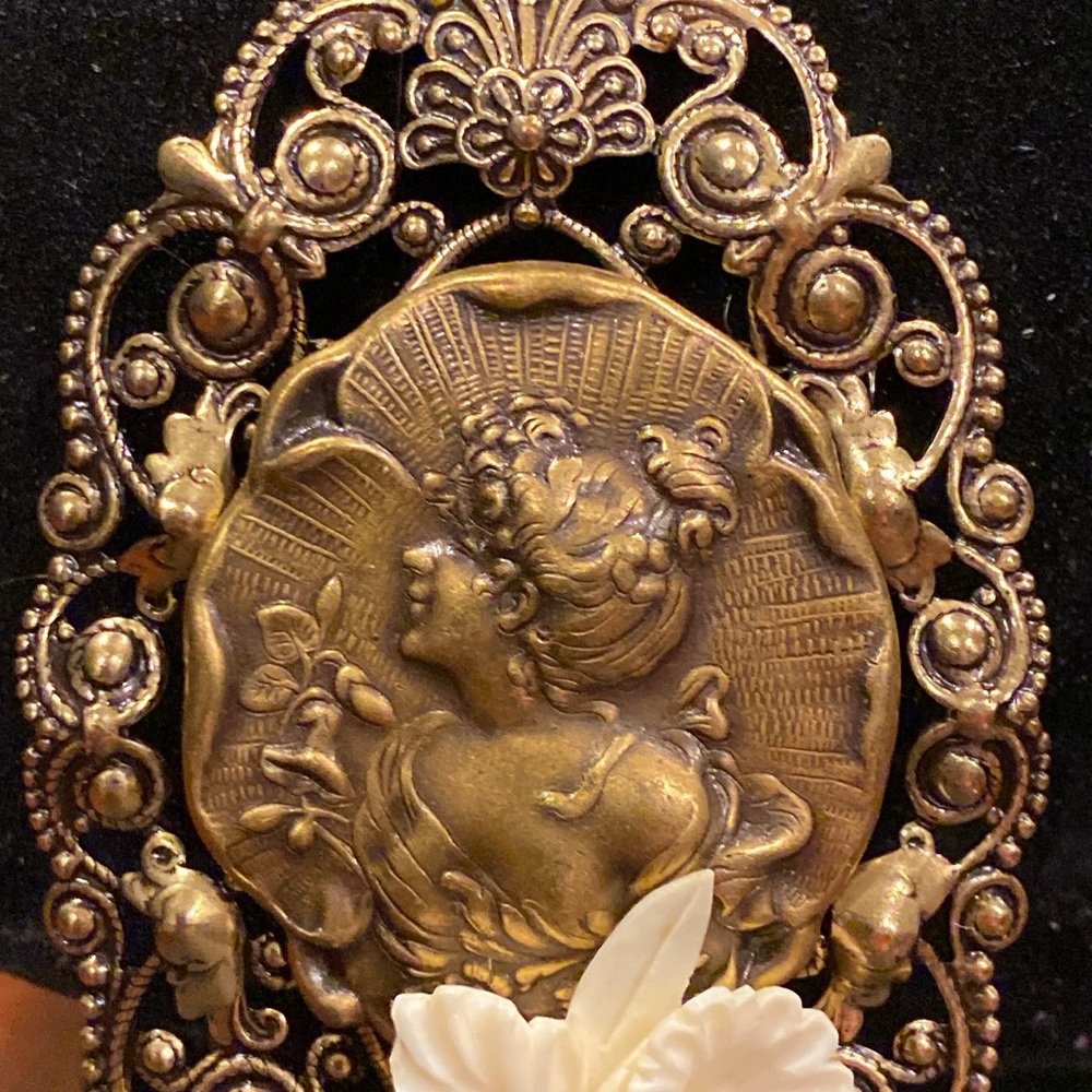 Joseff Of Hollywood Unsigned Cameo Brooch. Antique GoldTone and WhiteCelluloid. - Picture 3 of 8